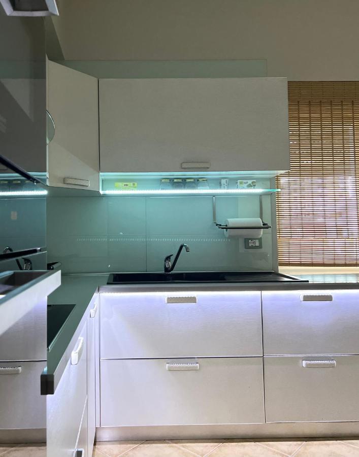 Sunkissed Centre Apartment Avlonya Dış mekan fotoğraf